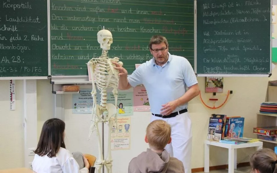 Auf anschauliche Weise erklärte Dr. Jäger, wie sich die Krümmung der Wirbelsäule im Hals-, Brust-, und Lendenbereich durch unterschiedliche Beanspruchungen im Laufe des Lebens ausbildet und welche Rolle die Füße für die Haltung und Standsicherheit spielen.