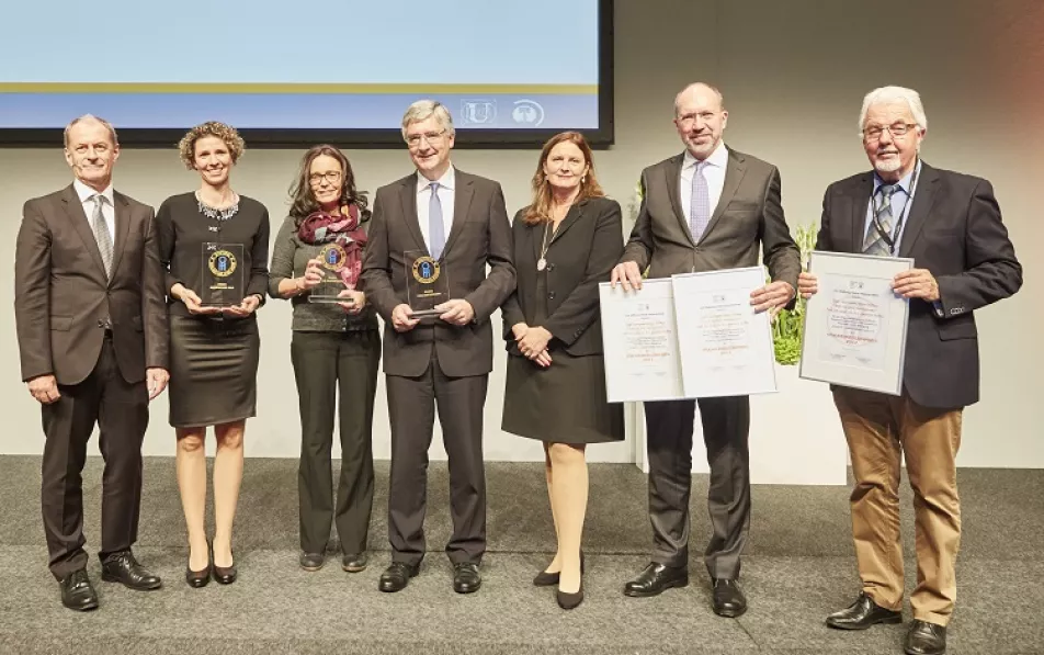 Verleihung des Oskar Medizin-Preises an Dipl. Sportwissenschaftlerin Silvia Dullien, Prof. Petra Jansen und Projektleiter Prof. Joachim Grifka (v.l.) © Intercongress