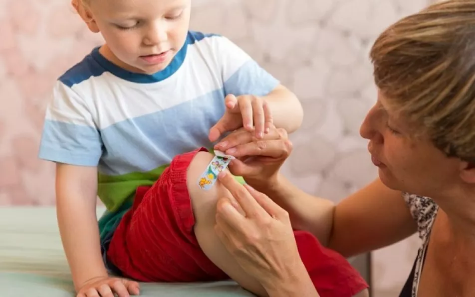 Wie Eltern die Wunden ihrer Kinder erstversorgen können