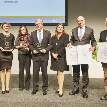 Verleihung des Oskar Medizin-Preises an Dipl. Sportwissenschaftlerin Silvia Dullien, Prof. Petra Jansen und Projektleiter Prof. Joachim Grifka (v.l.) © Intercongress