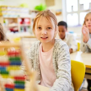 Schulkinder sitzen zu viel