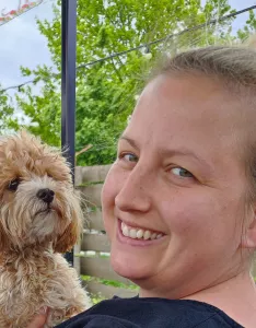 Frau Hintze mit Klassenhund Neo 