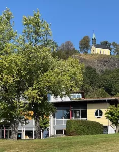 Schulhaus Parkstein am Fuße des Basaltkegels