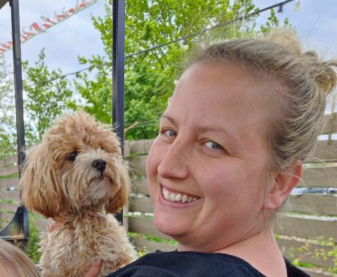 Frau Hintze mit Klassenhund Neo